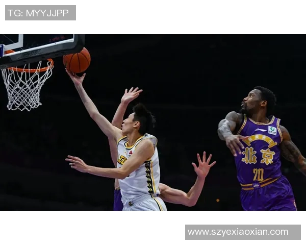 第20轮广东队与广厦队激战正酣双方争夺季后赛名额的关键之战